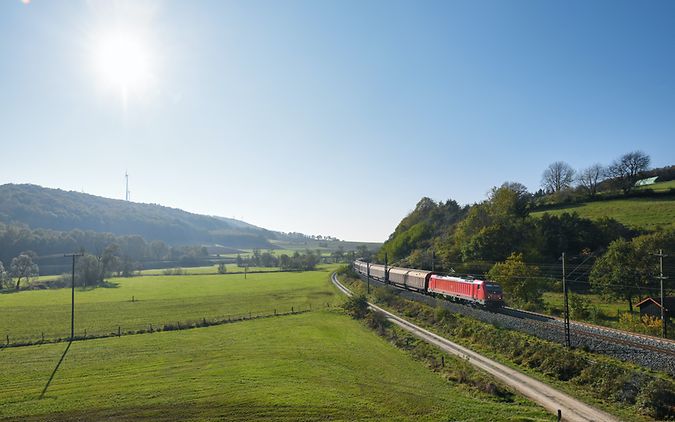 Ganzzug in grüner Landschaft