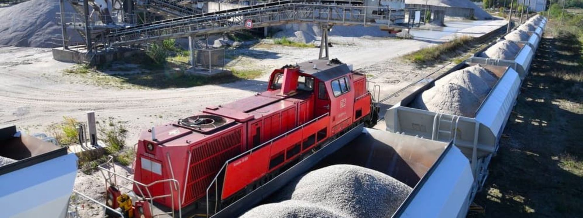 Shunting locomotive and freight train with gravel