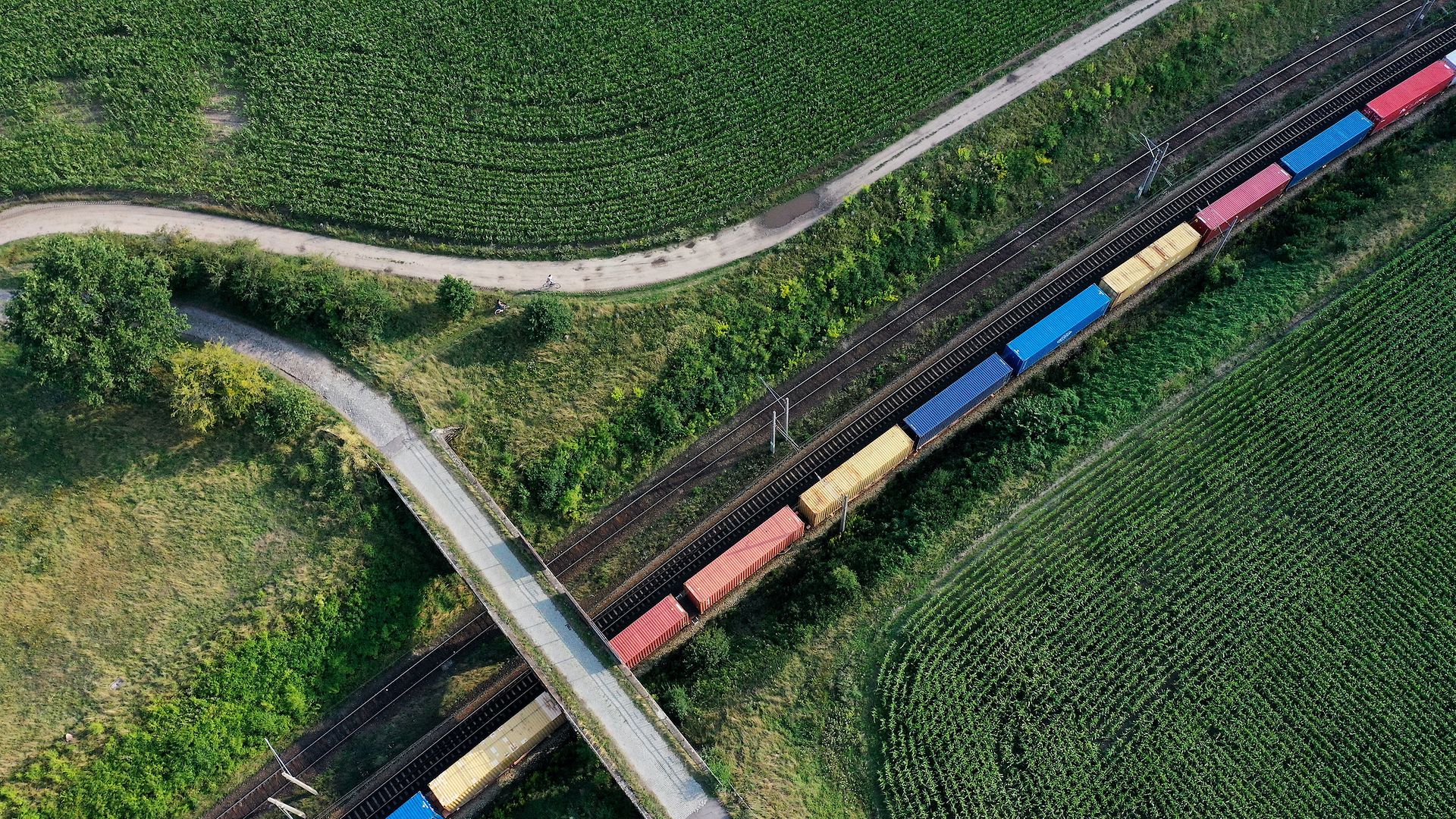 Ein Güterzug unterquert eine Straße