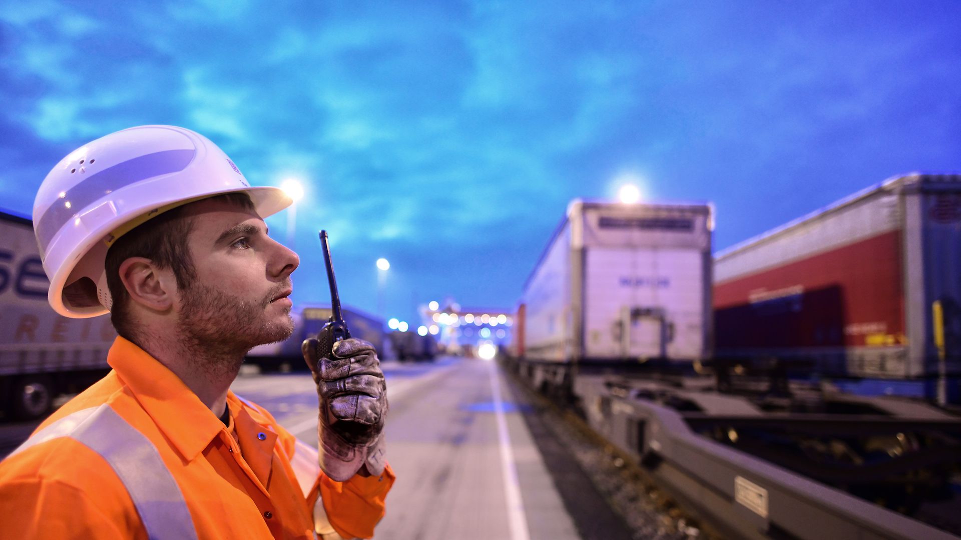 Mitarbeiter von DB Cargo mit Funkgerät auf Güterbahnhof 