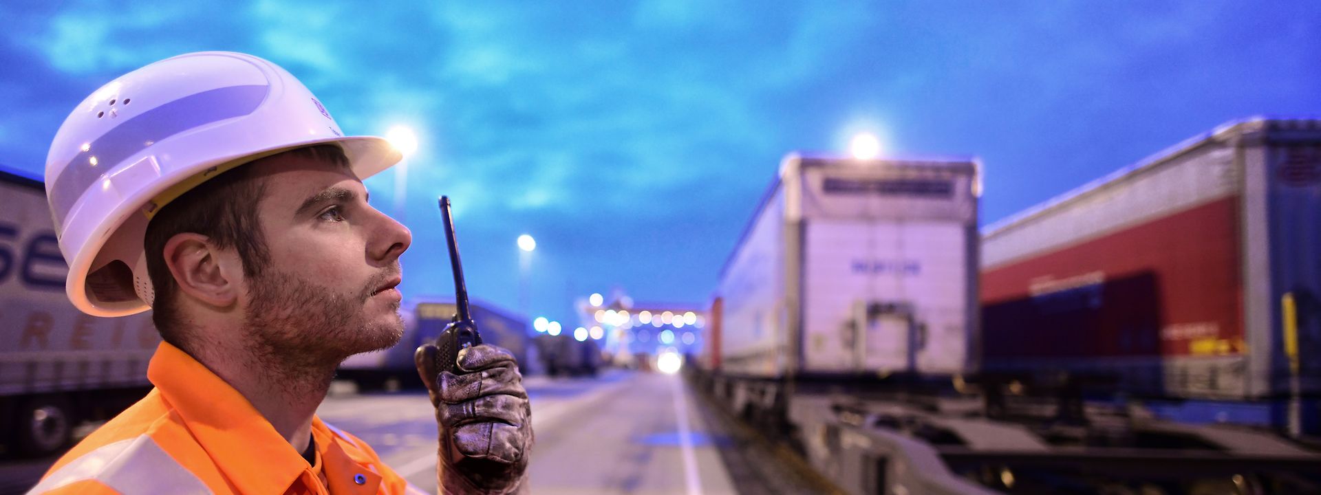 Mitarbeiter von DB Cargo mit Funkgerät auf Güterbahnhof 