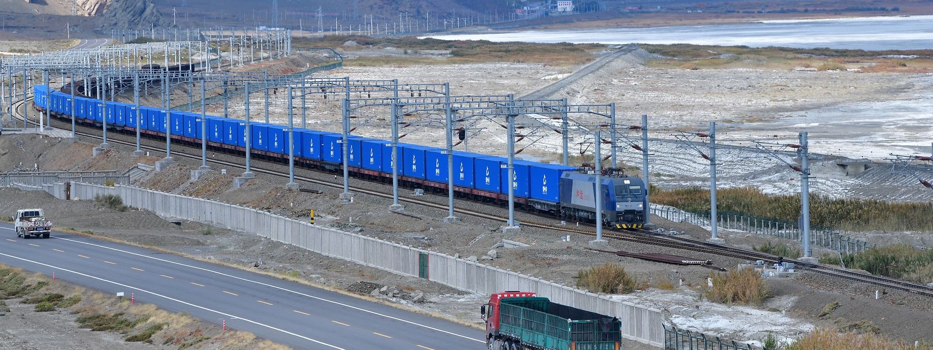 Containerzug in China vor Bergkulisse 