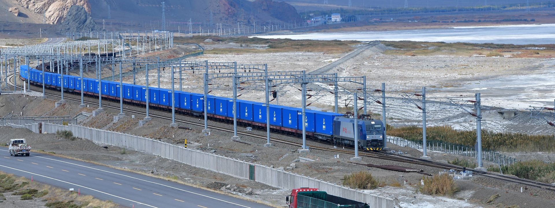Containerzug in China vor Bergkulisse 