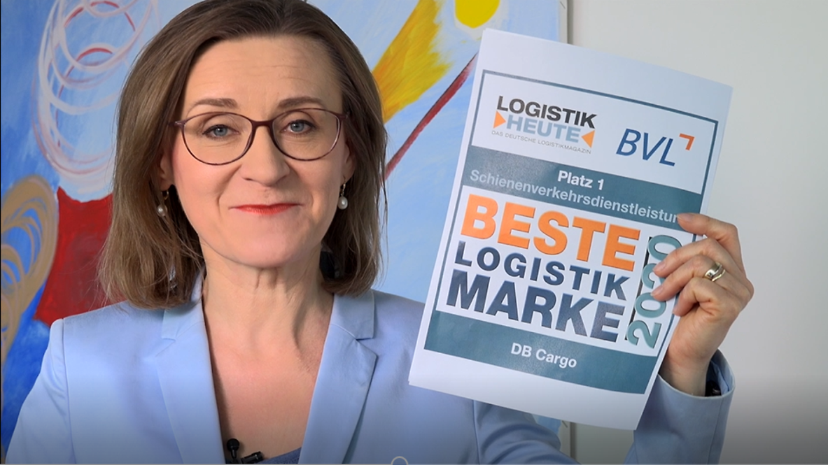 Dr. Sigrid Nikutta shows the award Best Logistcs Brand 2020