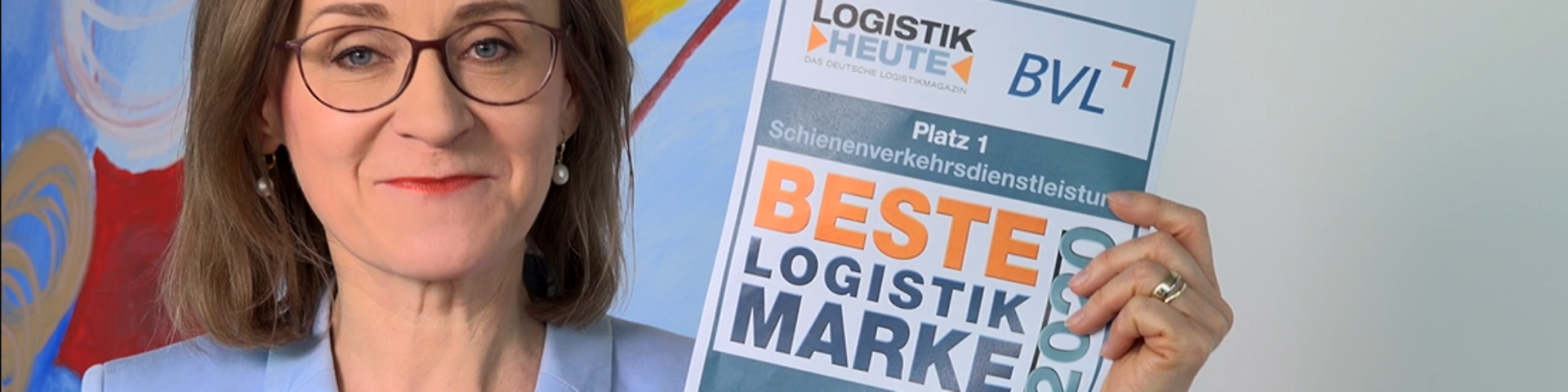 Dr. Sigrid Nikutta shows the award Best Logistcs Brand 2020