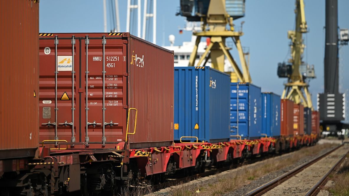 Hafen Entlastung Containerschiff auf Schiene