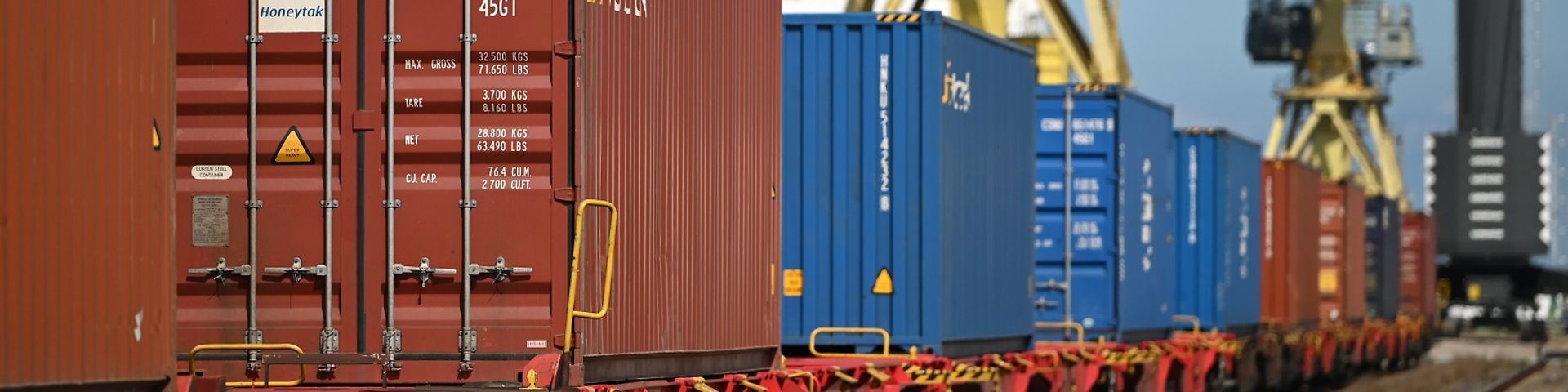 Hafen Entlastung Containerschiff auf Schiene