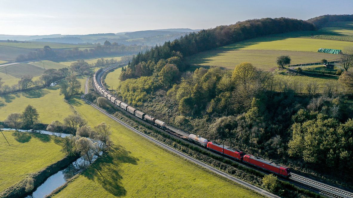 Langer Güterzug in schöner Landschaft