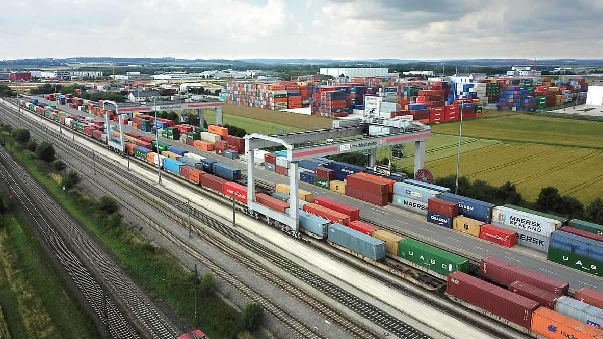 Großer Umschlagterminal in Ulm mit vielen Zügen und Containern
