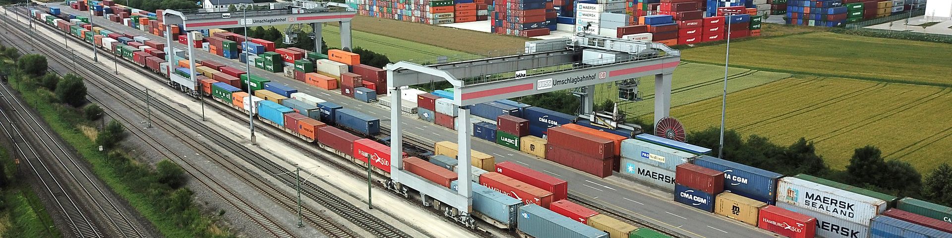 Großer Umschlagterminal in Ulm mit vielen Zügen und Containern