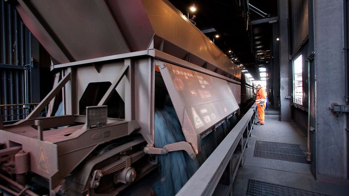 Gueterwagen in Stahlwerk