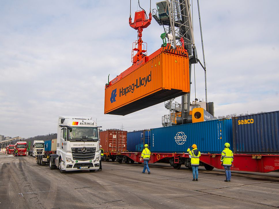Loading train with containers