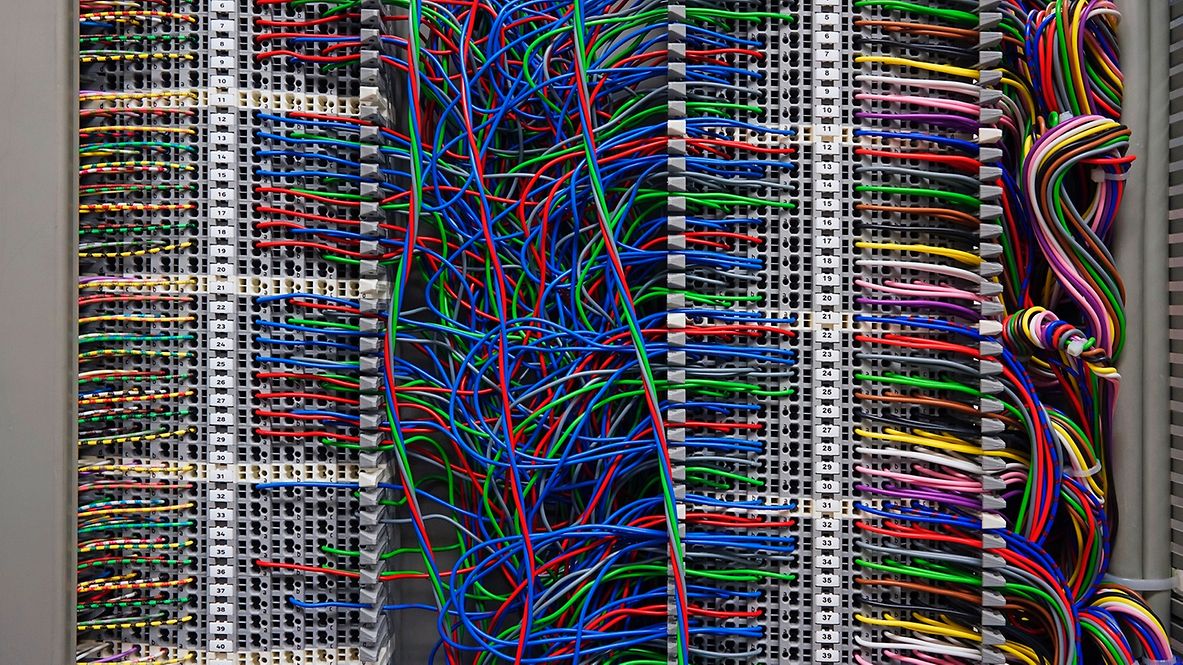 Kabel in einem Schaltkasten