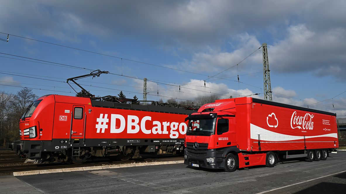 DB Cargo Lok und Cocacola Lkw