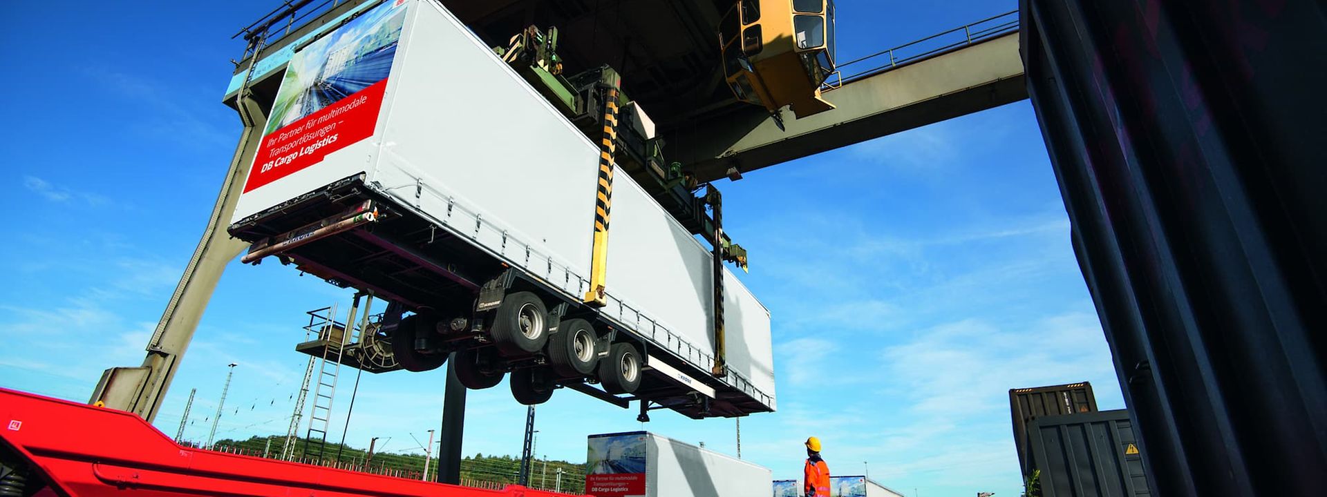 Kranbare Megatrailer werden mit dem Trailer MedXpress von DB Cargo auf modernen Taschenwagen transportiert