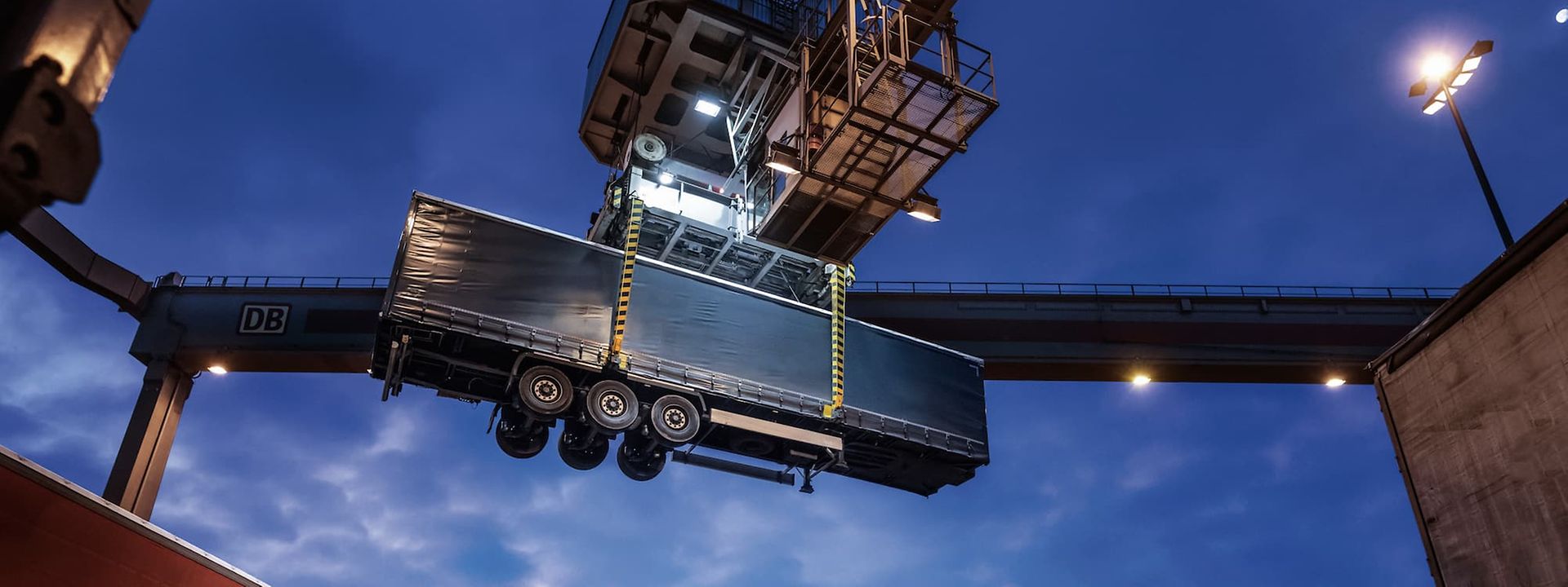 Craneable megatrailers are transported by DB Cargo's Trailer Romania Xpress.