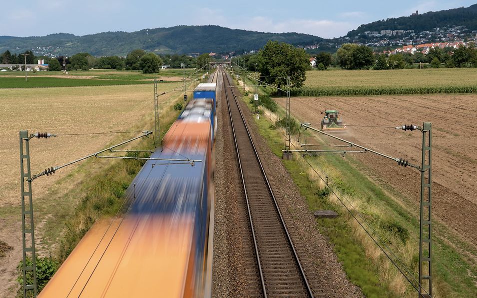 Das Shuttleprodukt von DB Cargo ist zuverlässig, schnell ohne Staus oder Ruhezeiten und ohne zusätzliche Mautkosten.