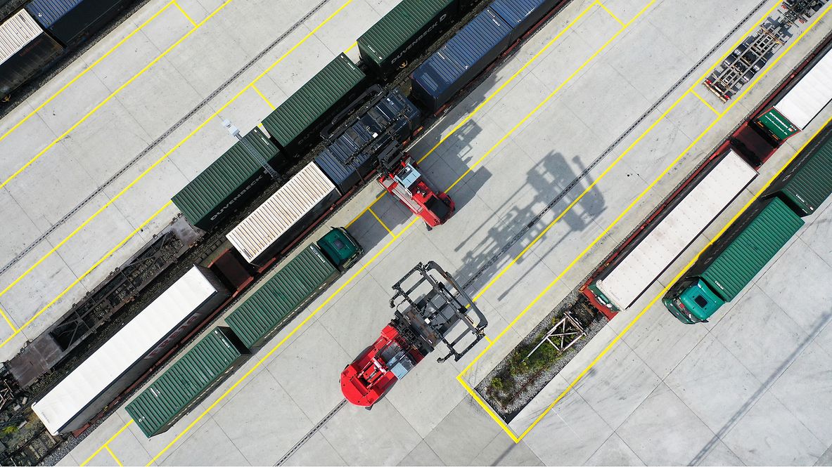 Umladung von Container von Lkw auf Güterzug