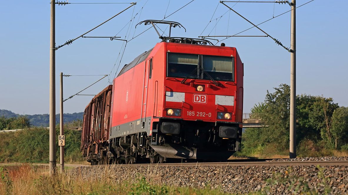 DB Cargo Bayern-Shuttle Güterzug mit Lok der Baureihe 185
