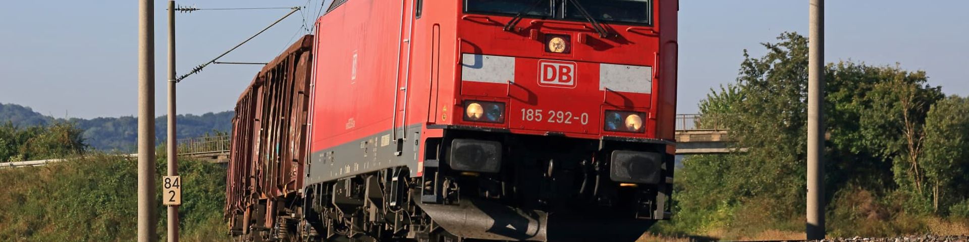 DB Cargo Bayern-Shuttle Güterzug mit Lok der Baureihe 185