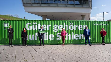 DB Cargo Vorstand vor grünem Container