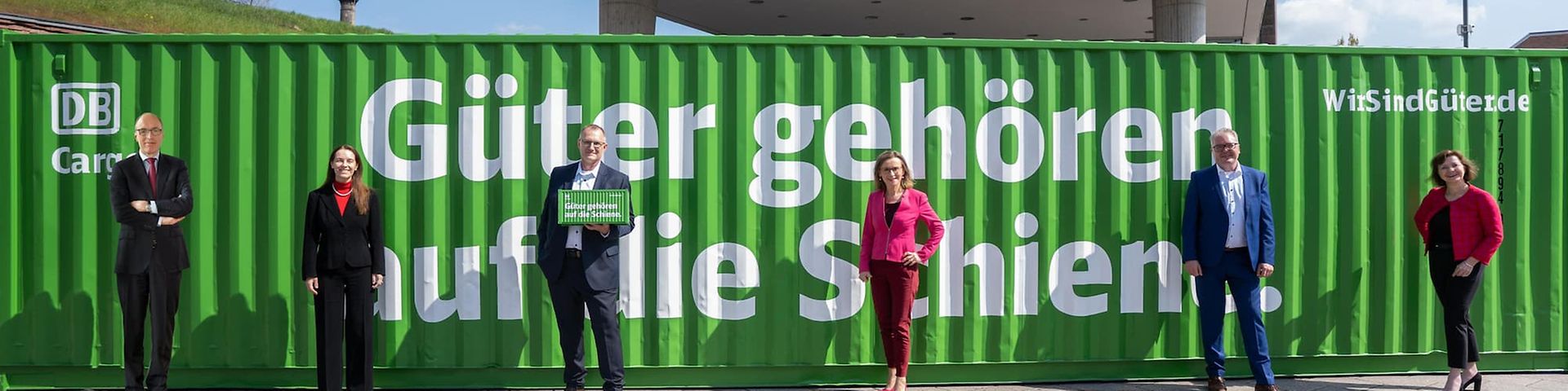 DB Cargo Vorstand vor grünem Container