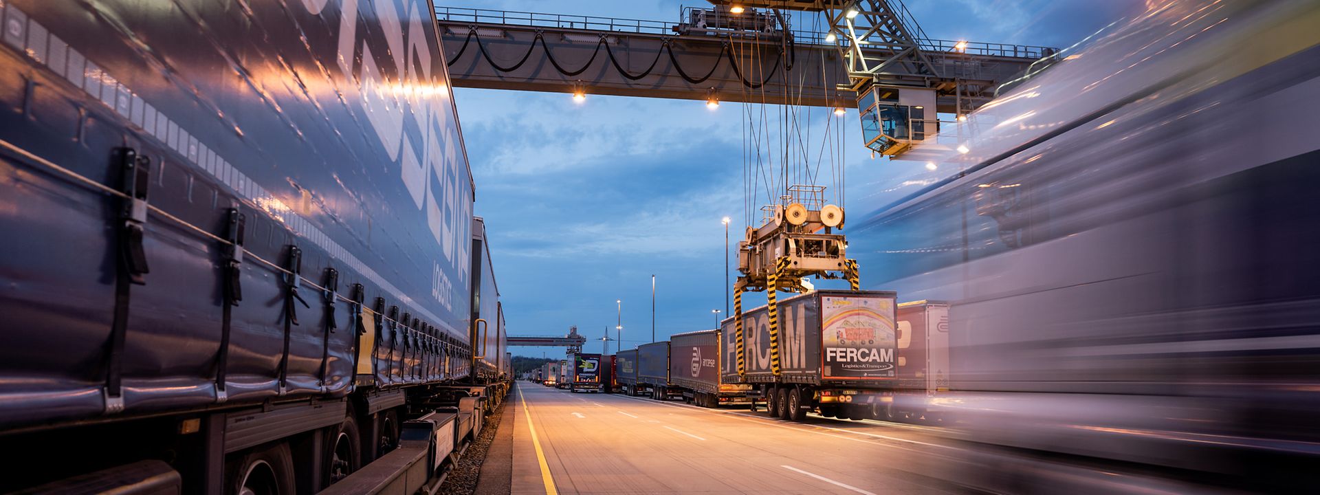 Landschaft, Güterverkehr und Logistik, Polen, Rapsfeld, Schienengüterverkehr