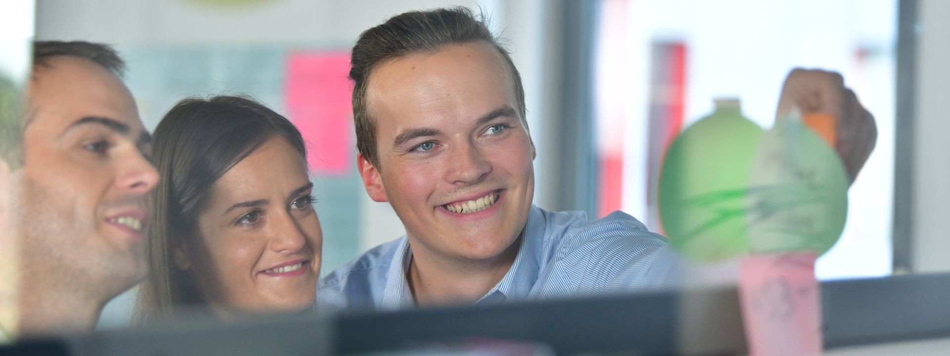 Zwei Personen vor einem Bildschirm