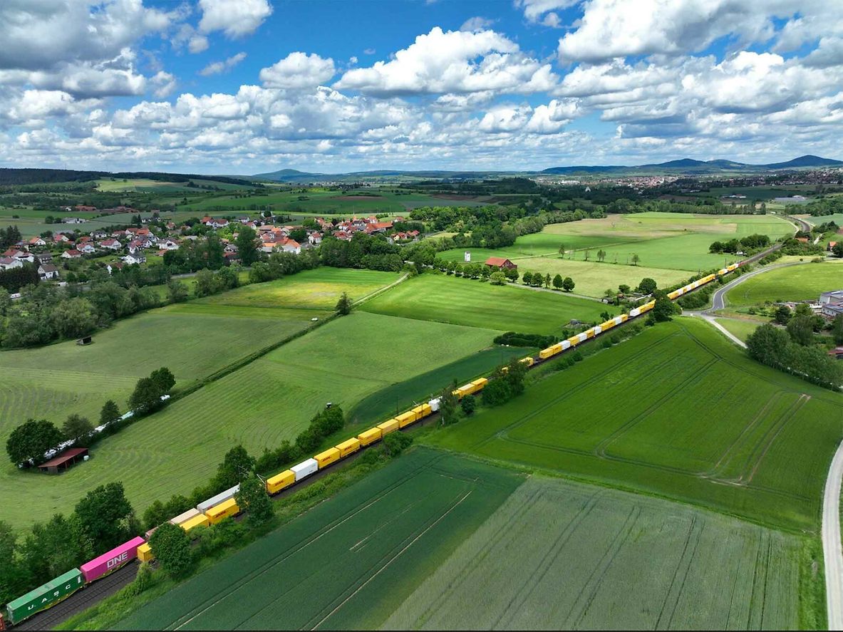 100,000 parcels in one train: DHL relies on climate-friendly rail.