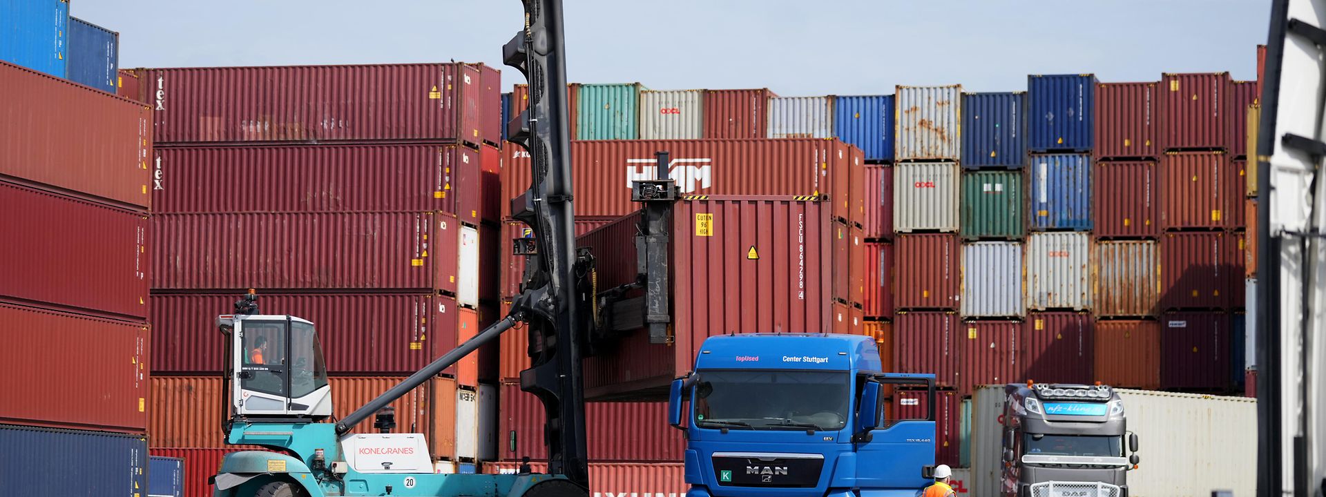 DB IS Containerhandel mit Staplerfahrer und LKW