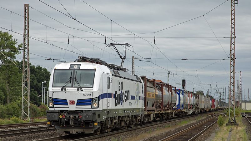 Containerzug auf Schienen