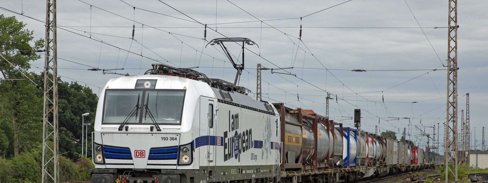 Containerzug auf Schienen