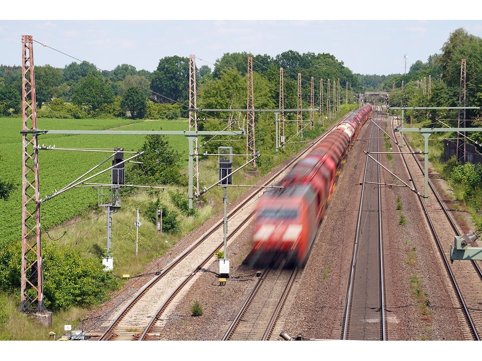 Trasse mit Zug - Korridor Hannover-Hamburg
