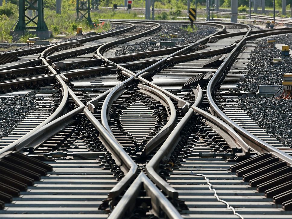 Detailaufnahme doppelte Gleisverbindung im Bahnhof Weimar mit Kreuzungsweiche