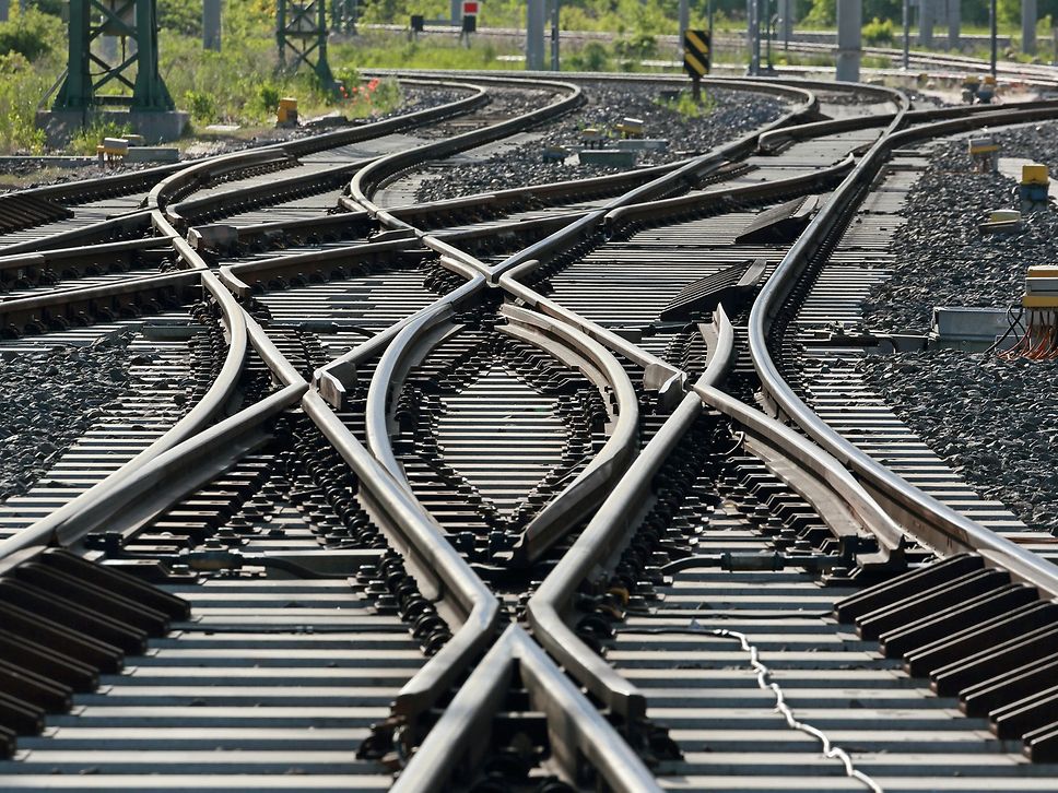 Detailaufnahme doppelte Gleisverbindung im Bahnhof Weimar mit Kreuzungsweiche